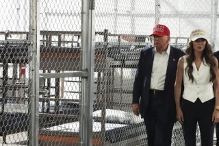 Le président américain Donald Trump a visité le centre en compagnie de la ministre de la Sécurité intérieure Kristi Noem. KEYSTONE/AP/Evan Vucci